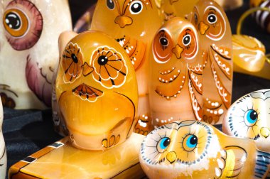 Hayvan heykelleri el yapımı Selenit, saten boks, çöl gülü ve alçıtaşı çiçekleri dört çeşit mineral alçıtaşıdır.