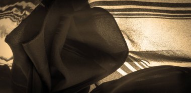 Sepya ipek çizgili kumaş. Bej, sepya ve krem rengi soyut ipek tonlar. Kumaşta eski model. Arkaplan dokusu, dekoratif süs