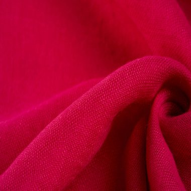 Kırmızılı ipek kumaş. Yüzey dokusu ince tanecikler, noktalar, soyut arka plan. İnce malzemeden tek renkli arka plan. Üstüste şablon