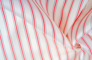 Beyaz ipek kumaş, kırmızı ve gri çizgili, dar çizgili. Çizgi, çizgi. Doku arka planı. Şablon