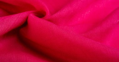 Kırmızılı ipek kumaş. Yüzey dokusu ince tanecikler, noktalar, soyut arka plan. İnce malzemeden tek renkli arka plan. Üstüste şablon