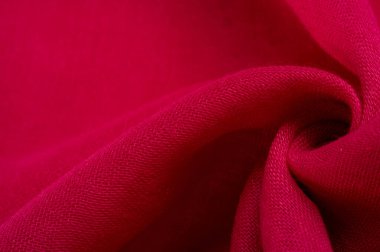 Kırmızılı ipek kumaş. Yüzey dokusu ince tanecikler, noktalar, soyut arka plan. İnce malzemeden tek renkli arka plan. Üstüste şablon