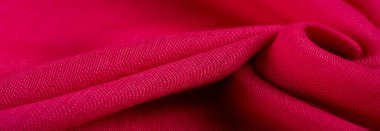 Kırmızılı ipek kumaş. İnce taneli Grunge yüzey dokusu, kızaran saten doku, yakut bir kumaş, ipek panorama, güzel yumuşak doğal bulanık desenli.