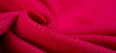 Kırmızılı ipek kumaş. İnce taneli Grunge yüzey dokusu, kızaran saten doku, yakut bir kumaş, ipek panorama, güzel yumuşak doğal bulanık desenli.