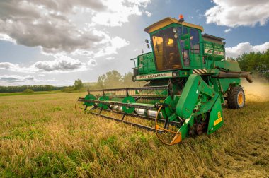 Güzel tarım sahnesinde hasat makinesi