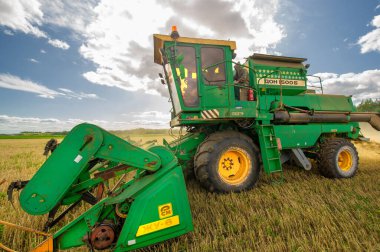Güzel tarım sahnesinde hasat makinesi