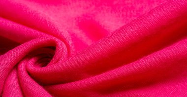 Kırmızılı ipek kumaş. İnce taneli Grunge yüzey dokusu, kızaran saten doku, yakut bir kumaş, ipek panorama, güzel yumuşak doğal bulanık desenli.