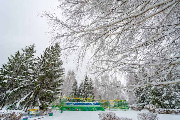 Als Het Sneeuwt Heb Twee Keuzes Schop Beeldhouwwerk Sneeuwengelen Sneeuwvlokken — Stockfoto