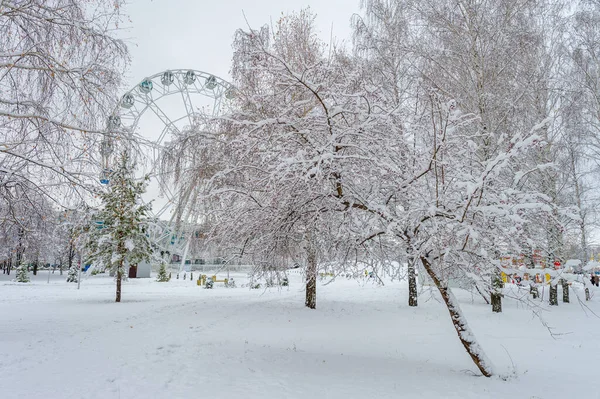 雪が降ると シャベルや彫刻雪天使の2つの選択肢があります 雪の結晶は自然界で最も壊れやすいものの一つですが 一緒に固執すると何ができるか見てください — ストック写真