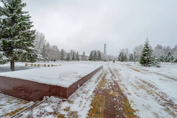 Als Het Sneeuwt Heb Twee Keuzes Schop Beeldhouwwerk Sneeuwengelen Sneeuwvlokken — Stockfoto