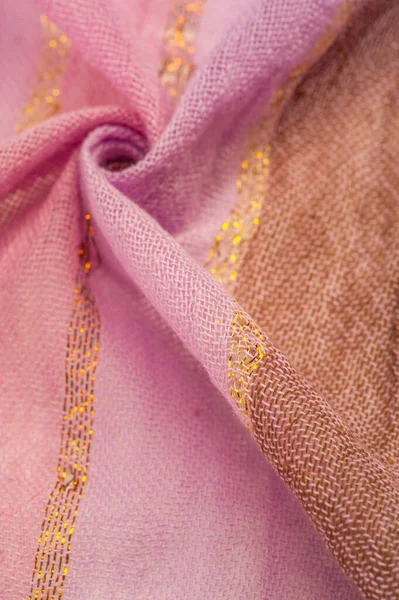 絹織物ピンクとシナモン色の大きな縞模様金の帯で区切られた背景のテクスチャ装飾 — ストック写真