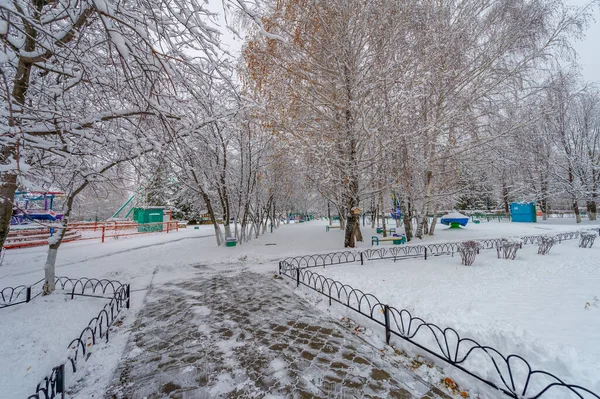 雪は子供の頃からの反応を想起させる 雪の結晶の美しさを理解するには 寒さの中で目立つ必要があります — ストック写真