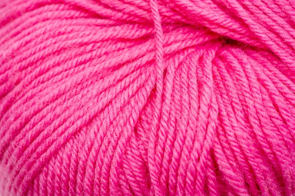 缝制产品 一卷红毛纱 这种纱线色泽鲜艳 适于裁剪 针织和织造 — 图库照片