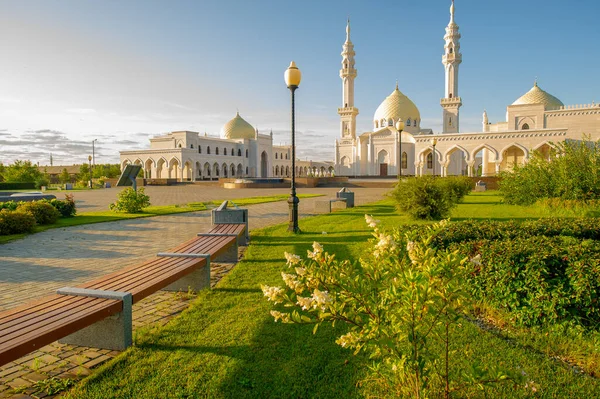 这座白色的清真寺坐落在古老的保加利亚定居点外 看起来像印度著名的泰姬陵 文化遗产 Sviyazhsky岛和古代保加利亚 — 图库照片