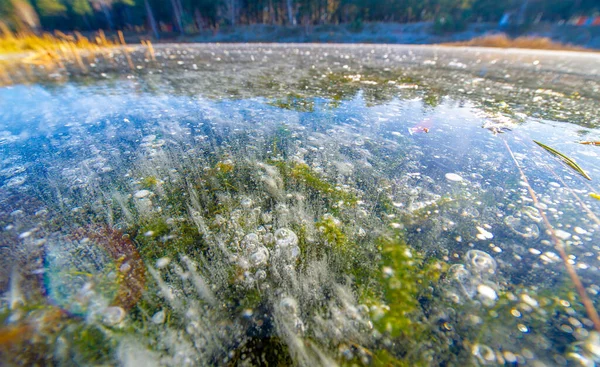 Gelo Sulla Strada Ghiaccio Sul Fiume Bolle Ghiaccio Bloccate Nel — Foto Stock