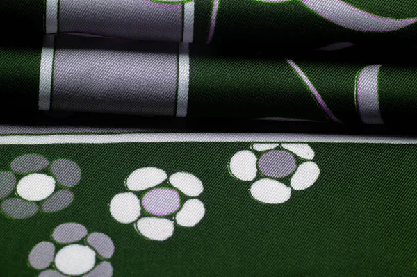 白い花のプリントと緑の青い生地 幾何学的なライン 新しいモダンなカラーパレット テクスチャ パターンを発表 — ストック写真