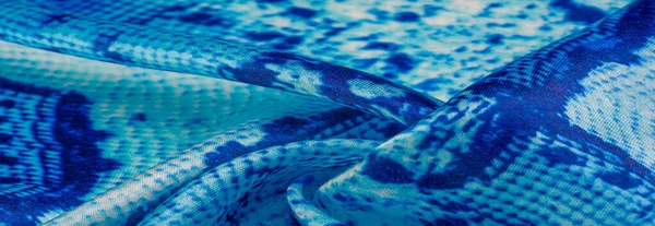Niebieski Materiał Wzorem Wężowej Skóry Tło Tekstury Jasnoniebieskiej Tkaniny Zbliżenie — Zdjęcie stockowe
