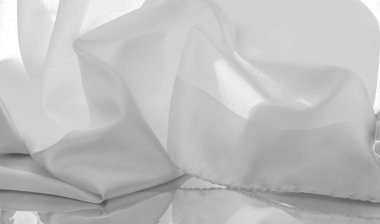 Tek renkli ipek kumaş, zarif, dalgalı, siyah beyaz saten ipek kumaş, soyut tasarım. arkaplan dokusu, desen