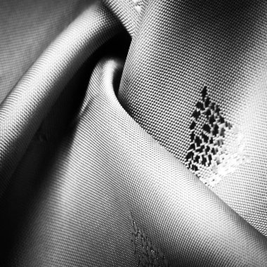 İpek kumaş, koyu siyah küçük desen, çizgilerin, renklerin ve gölgelerin birleşimi. doku arkaplanı, desen