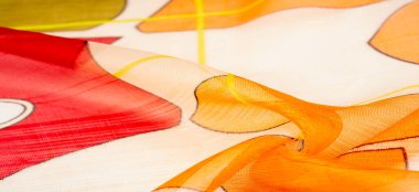 İnce örülmüş kumaş, şeffaf, kırmızı, beyaz ve sarı geometrik renkler, ince yapışkan ipekten yapılmış. Organza deseni. Doku. Arkaplan
