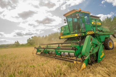 Güzel tarım sahnesinde hasat makinesi