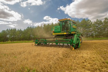 Güzel tarım sahnesinde hasat makinesi