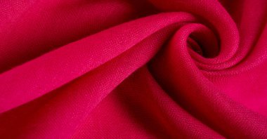 Kırmızılı ipek kumaş. İnce taneli Grunge yüzey dokusu, kızaran saten doku, yakut bir kumaş, ipek panorama, güzel yumuşak doğal bulanık desenli.