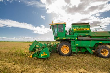 Güzel tarım sahnesinde hasat makinesi