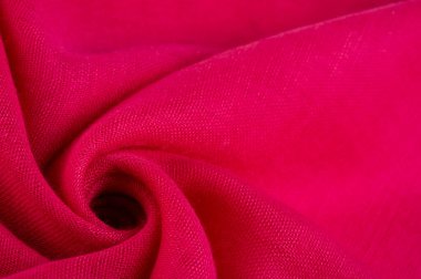 Kırmızılı ipek kumaş. İnce taneli Grunge yüzey dokusu, kızaran saten doku, yakut bir kumaş, ipek panorama, güzel yumuşak doğal bulanık desenli.