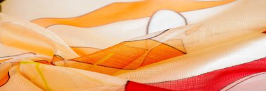 Arka plan dokusu bir organza deseni. İnce, şeffaf kumaştan bir kumaş. İnce, yapışkan ipekten bir peçe gibi. yeşil kırmızı kırmızı geometrik renkler