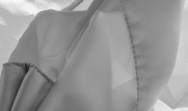 Tek renkli ipek kumaş, zarif, dalgalı, siyah beyaz saten ipek kumaş, soyut tasarım. arkaplan dokusu, desen