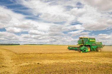 Güzel tarım sahnesinde hasat makinesi