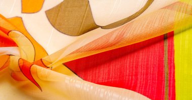 İnce örülmüş kumaş, şeffaf, kırmızı, beyaz ve sarı geometrik renkler, ince yapışkan ipekten yapılmış. Organza deseni. Doku. Arkaplan