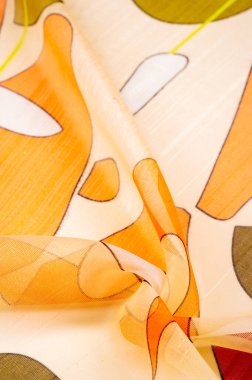 İnce örülmüş kumaş, şeffaf, kırmızı, beyaz ve sarı geometrik renkler, ince yapışkan ipekten yapılmış. Organza deseni. Doku. Arkaplan