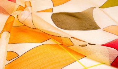 İnce örülmüş kumaş, şeffaf, kırmızı, beyaz ve sarı geometrik renkler, ince yapışkan ipekten yapılmış. Organza deseni. Doku. Arkaplan
