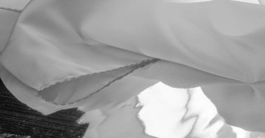 Tek renkli ipek kumaş, zarif, dalgalı, siyah beyaz saten ipek kumaş, soyut tasarım. arkaplan dokusu, desen