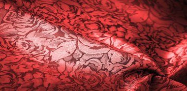 Çiçek desenli kırmızı ipek kumaş, güzel görünüş, eşsiz parlaklık kabartmalı desen, bileşik tekstil. rahatlama deseni