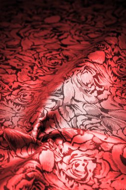 Çiçek desenli kırmızı ipek kumaş, güzel görünüş, eşsiz parlaklık kabartmalı desen, bileşik tekstil. rahatlama deseni