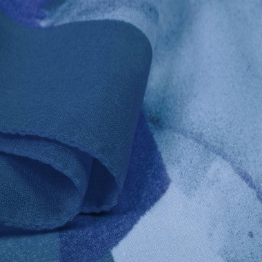 İpek kumaş, mavi ve beyaz çiçekli kadın eşarbı. Muhteşem tasarım çekici arkaplan görüntülerine dayanır. Desen arkaplan, desen, kartpostal