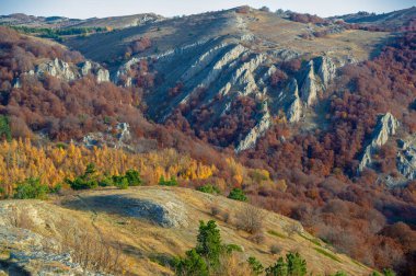 Kırım yarımadasının sonbahar fotoğrafları, Demerdzhi Dağı, ünlü Kırım simgesi. Burası doğanın güçlerine yol açan alışılmadık cisimler için ilginçtir: rüzgar yağmurları ve depremler.