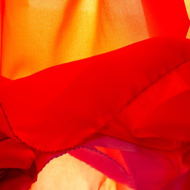 kırmızı ipek kumaş, güzel pürüzsüz zarif, dalgalı, yakut rengi ipek, lüks kumaş, doku arka planı, makro. Soyut tasarım. şablon