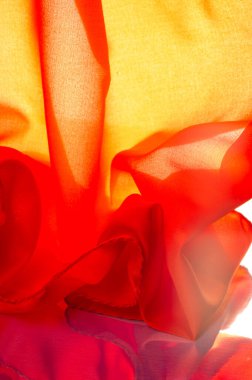 kırmızı ipek kumaş, güzel pürüzsüz zarif, dalgalı, yakut rengi ipek, lüks kumaş, doku arka planı, makro. Soyut tasarım. şablon