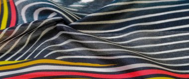 İpek kumaş, siyah-kırmızı ve beyaz çizgiler, Afrika teması, kumaş üzerindeki baskı, neşeli desen projeyi süsleyecek. Özgürlük temasının ikilemi, hayallerin gerçekliği. Desen deseni