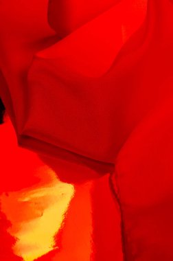 kırmızı ipek kumaş, güzel pürüzsüz zarif, dalgalı, yakut rengi ipek, lüks kumaş, doku arka planı, makro. Soyut tasarım. şablon