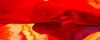 kırmızı ipek kumaş, güzel pürüzsüz zarif, dalgalı, yakut rengi ipek, lüks kumaş, doku arka planı, makro. Soyut tasarım. şablon