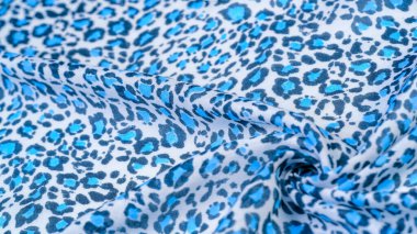 İpek kumaş, mavi renk, beyaz arkaplanda bulanık çiçekler, çiçek tasarımı, doku arka planı, desen,