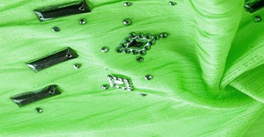 İpek desenli, yeşil kumaşlı ve dekoratif taşlı. parlak renkli taşlarla dokuma arkaplanı, arkaplan dokusu tasarımı