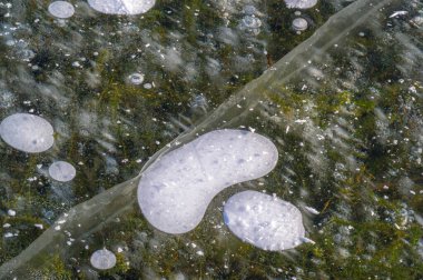 Beyaz kış, buzun içinde donmuş gazlardan oluşan buz kabarcıkları. Buz, buzun üzerinde şekillendi. Aşırı derecede soğuk donmuş su. Desen desen arkaplanı