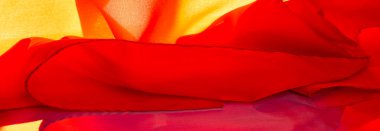 Kırmızı ipek kumaş, yakut rengi ipek kumaş, doku arka planı, makro. Soyut tasarım. şablon