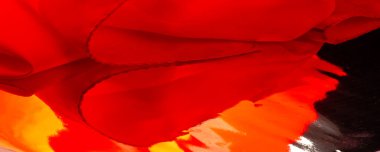 Kırmızı ipek kumaş, yakut rengi ipek kumaş, doku arka planı, makro. Soyut tasarım. şablon